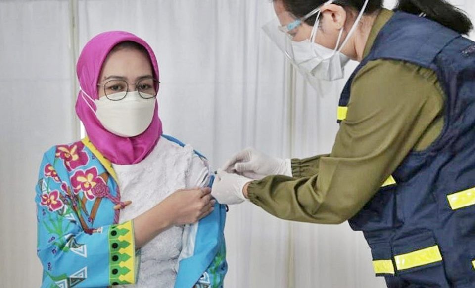Mantan Walikota Tangerang Selatan Airin Rachmi Diani saat disuntik vaksin Covid-19. FILE/Dok/Ist. Photo