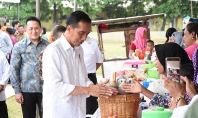 Presiden Joko Widodo (Jokowi) saat mengunjungi pameran UMKM jamu tradisional di Ciracas, Jakarta Timur. FILE/BPMI