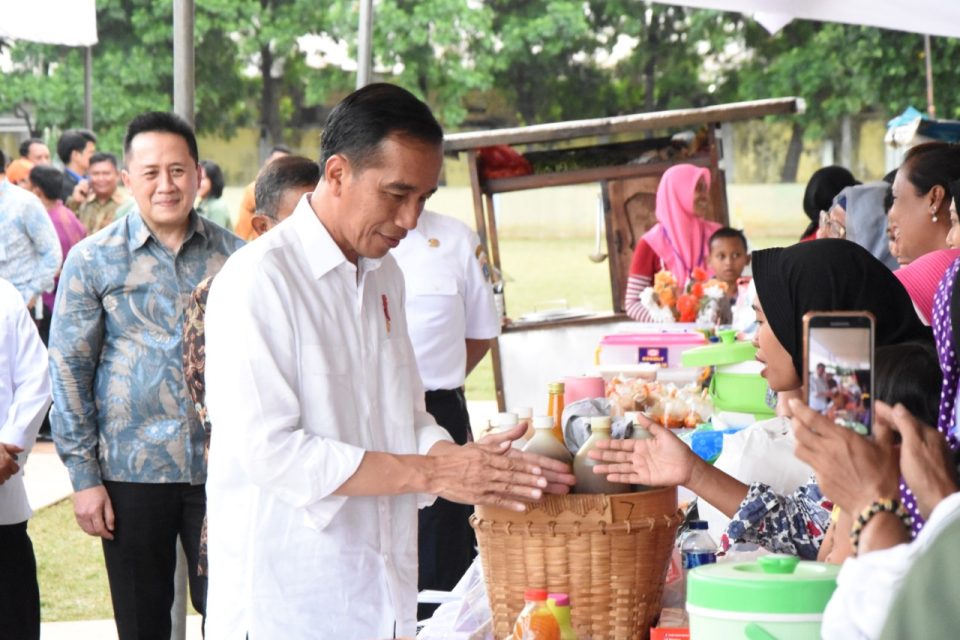 Presiden Joko Widodo (Jokowi) saat mengunjungi pameran UMKM jamu tradisional di Ciracas, Jakarta Timur. FILE/BPMI