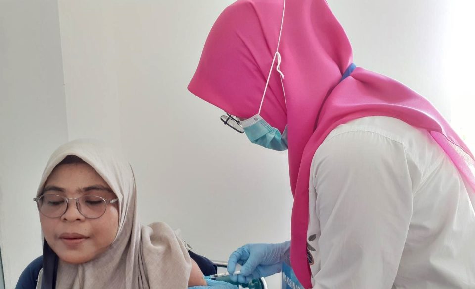 Thuraiqiyyah Syamsuddin, jurnalis perempuan pertama yang disuntik vaksin Sinovac. MI/Hijrah Ibrahim