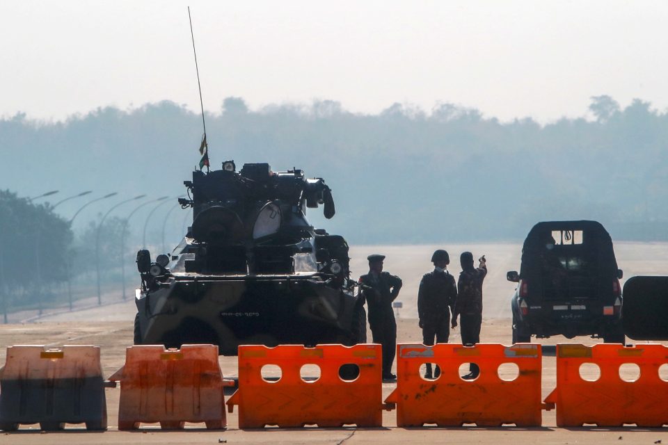 Militer Myanmar berjaga di sebuah pos pemeriksaan yang diawaki dengan kendaraan lapis baja di jalan menuju gedung parlemen pada Selasa, 2 Februari 2021, di Naypyitaw, Myanmar. Ratusan anggota Parlemen Myanmar tetap dikurung di dalam perumahan pemerintah mereka di ibu kota negara itu pada Selasa, sehari setelah militer melancarkan kudeta dan menahan politisi senior termasuk peraih Nobel dan pemimpin de facto Aung San Suu Kyi. (Foto AP)