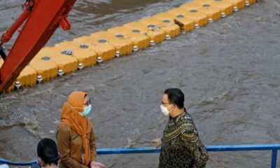 Gubernur DKI Jakarta Anies Baswedan meninjau pintu air Manggarai. FILE/ Humas Pemprov DKI