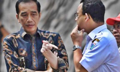 Presiden Jokowi (kiri) berbincang dengan Gubernur DKI Jakarta Anies Baswedan (kanan) saat meninjau fasilitas umum untuk masyarakat berkebutuhan khusus di Kompleks GBK, Senayan, Jakarta, Selasa (16/10/2018). (Foto: Antara/Wahyu Putro A)