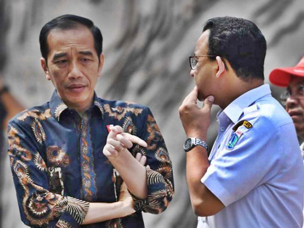 Presiden Jokowi (kiri) berbincang dengan Gubernur DKI Jakarta Anies Baswedan (kanan) saat meninjau fasilitas umum untuk masyarakat berkebutuhan khusus di Kompleks GBK, Senayan, Jakarta, Selasa (16/10/2018). (Foto: Antara/Wahyu Putro A)