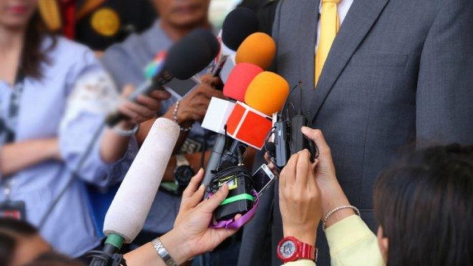 Jurnalis dalam suatu kesempatan wawancara secara door stop. SHUTTERSTOCK